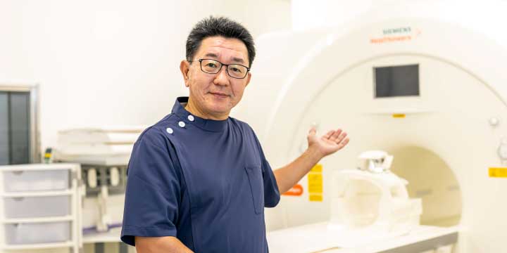 院長　MRIの説明をしている様子