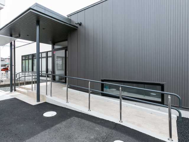 スライド3　医院入り口　車椅子用のスロープがあります